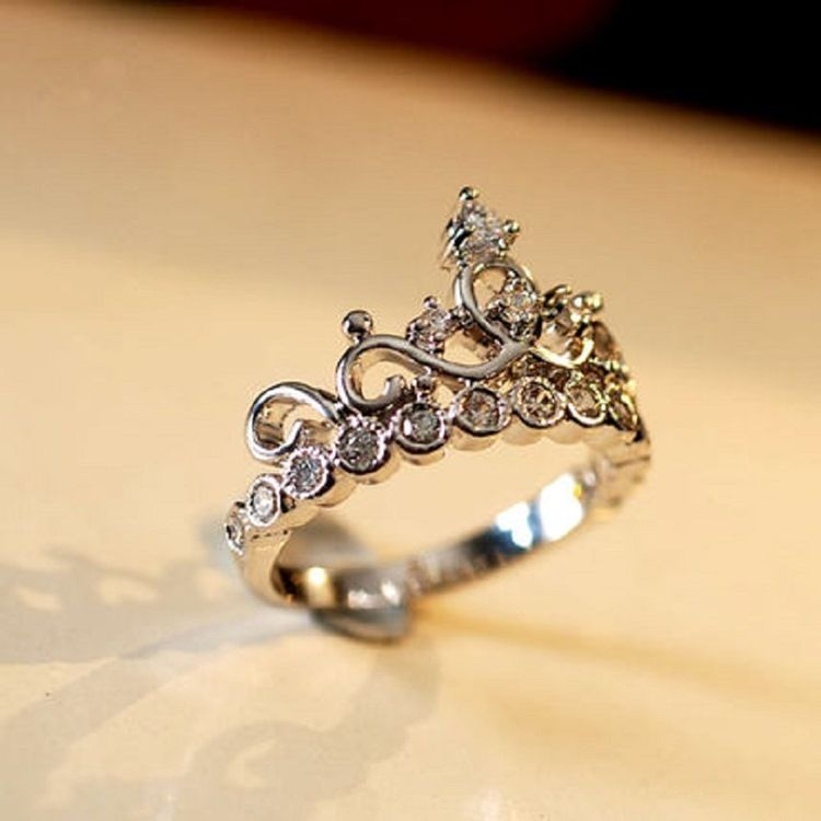 Eleganter Kronen-silberring Mit Strass