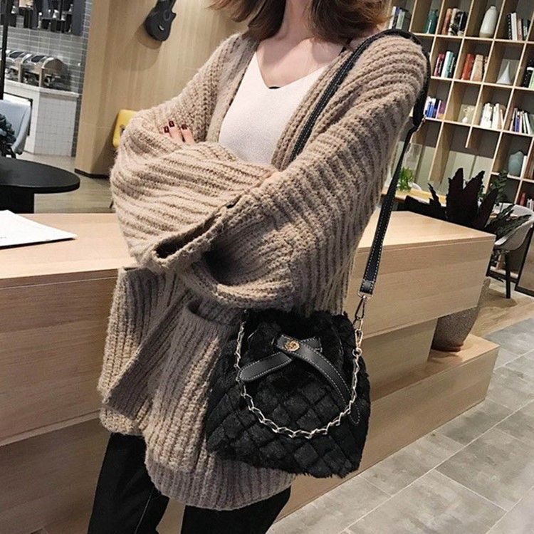 Karierte Tonnenförmige Schultertaschen Mit Steppfutter