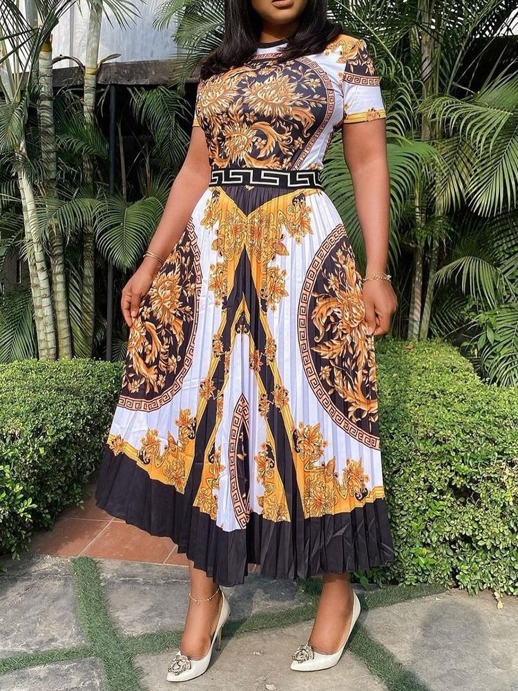 Plissiertes Kurzärmliges Plissee-damenkleid In Der Mitte Der Wade